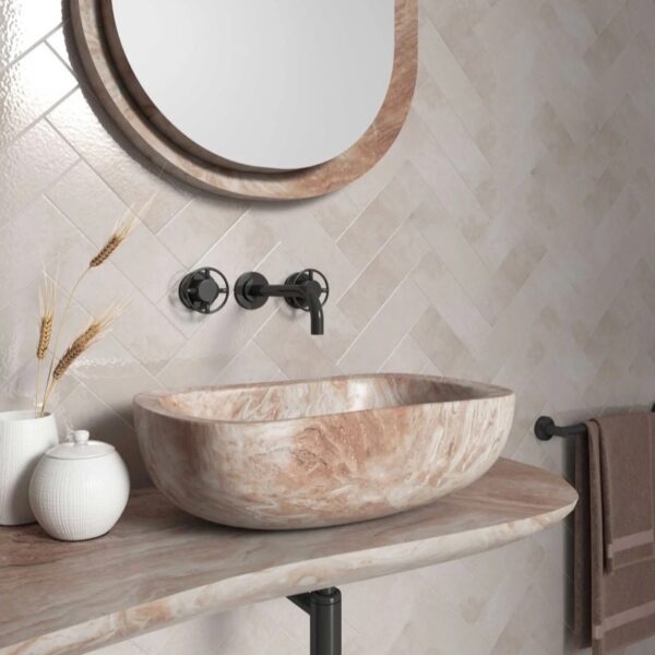 Carrelage effet zellige, Amazon chez Piastrella - salle de bain posée en chevron coloris Beige