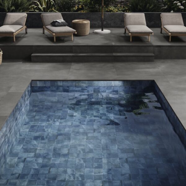 Carrelage effet zellige, Capri Soft chez Piastrella - bassin coloris Bleu Cobalto