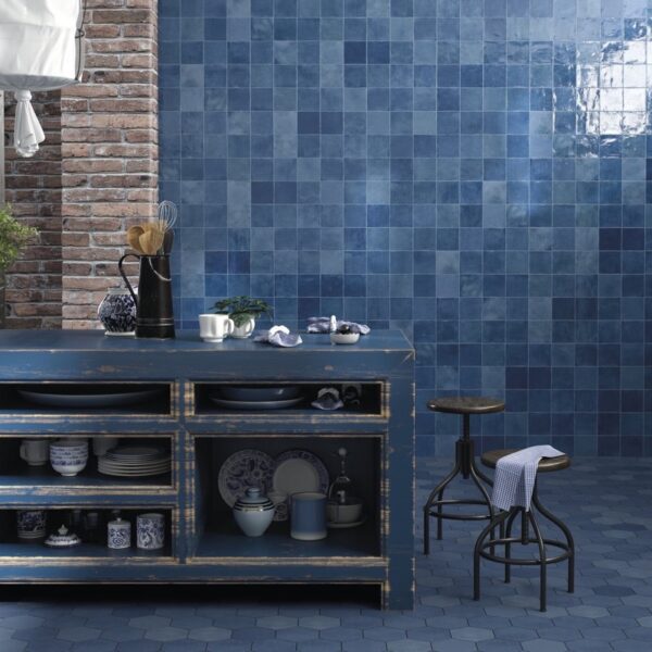 Carrelage effet zellige, Souk Signature chez Piastrella - crédence cuisine coloris Bleu, sol hexagonal