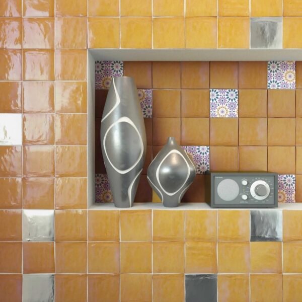 Carrelage effet zellige, Zelij Special chez Piastrella - niche coloris Naranja avec pièces décoratives à motifs