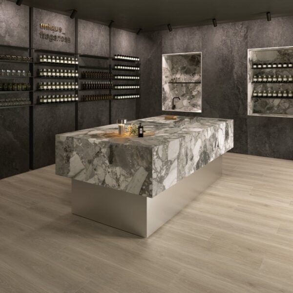 Carrelage imitation parquet, Oud chez Piastrella - boutique de parfumerie, sol continu du comptoir aux murs