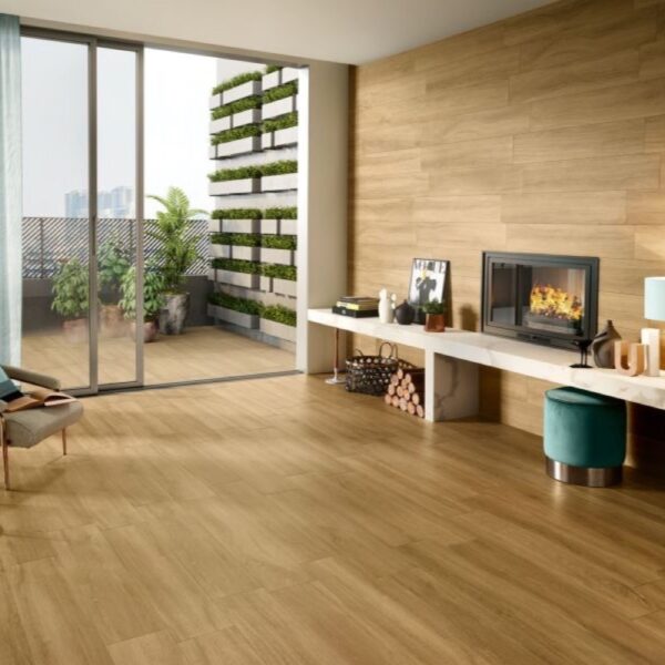 Carrelage imitation parquet, Warm Timber chez Piastrella - salon avec cheminée coloris Beige