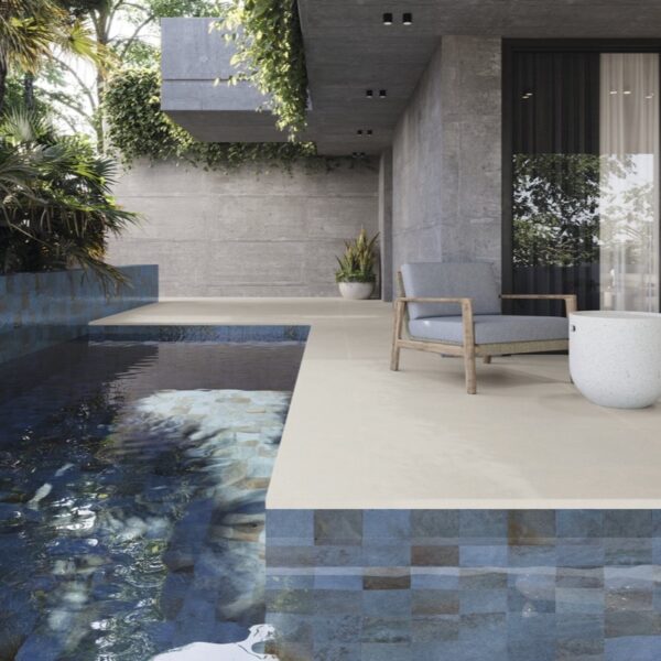 Carrelage relief, Cascade Graphique chez Piastrella - piscine à débordement terrasse coloris Blue