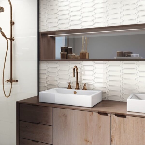 Carrelage relief hexagonal, Hamptons House chez Piastrella - double vasque robinetterie laiton coloris Snow