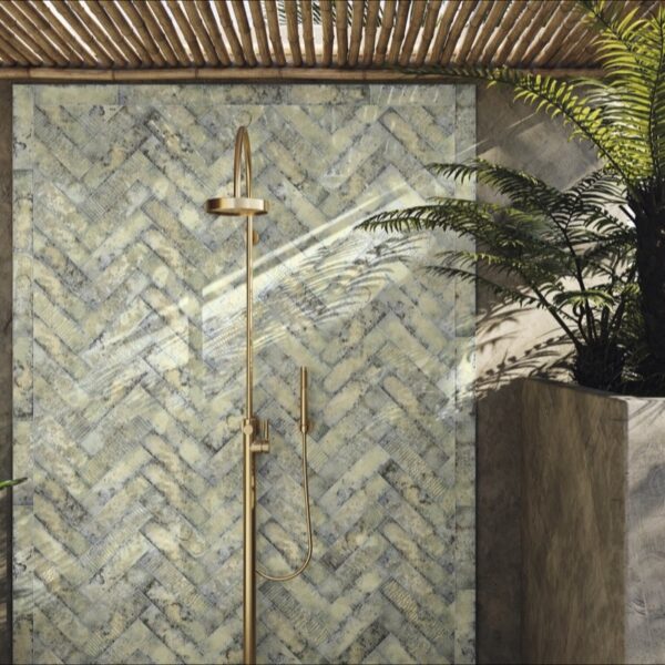 Carrelage relief métallisé, Koi Spirit chez Piastrella - douche extérieure chevrons coloris Acqua