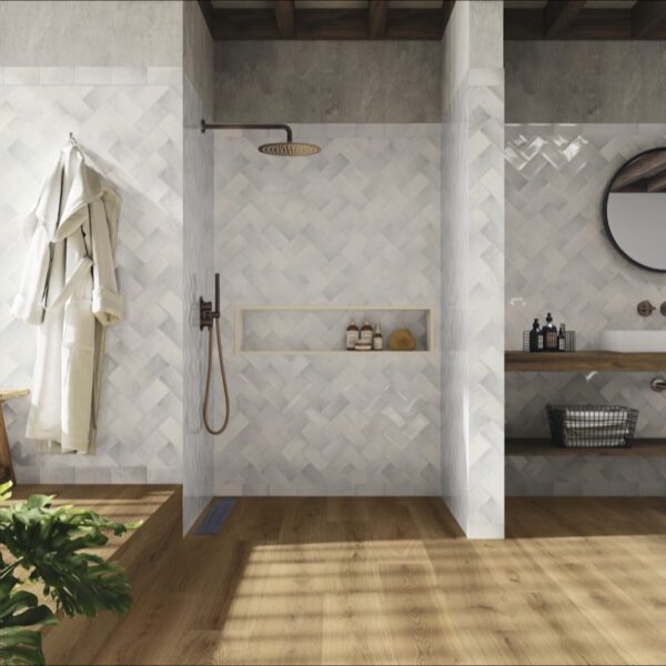 Carrelage relief émaillé, Lautia Studio chez Piastrella - douche chevron coloris White