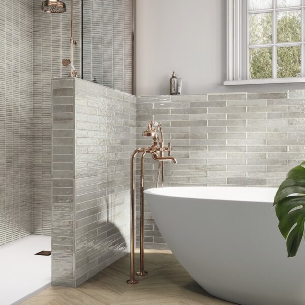 Carrelage relief, Pierre Lunaire chez Piastrella - salle de bain robinetterie cuivrée coloris Grey
