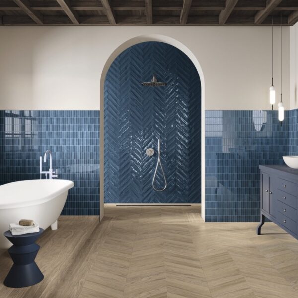 Carrelage relief, Terre Contemporaine chez Piastrella - douche arche chevron coloris Blue