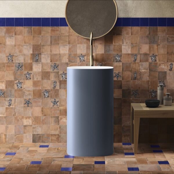 Carrelage terre cuite, Esprit Minorque chez Piastrella - vasque cylindrique frise bleue et motifs marins