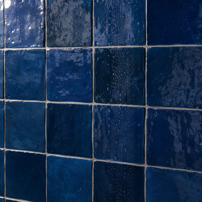 Quel revêtement choisir pour une salle de bain ? 2 Revêtement mural douche effet zellige chez Piastrella