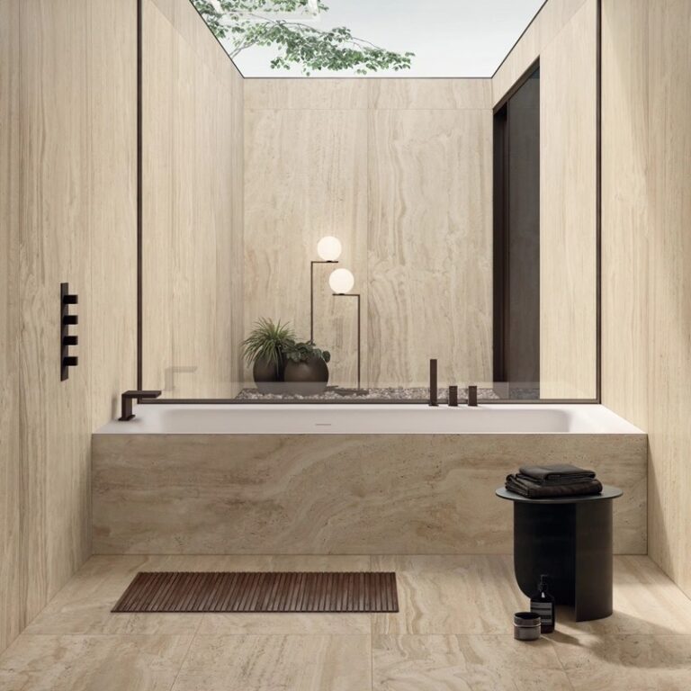 Carrelage effet travertin dans une salle de bain, chez Piastrella