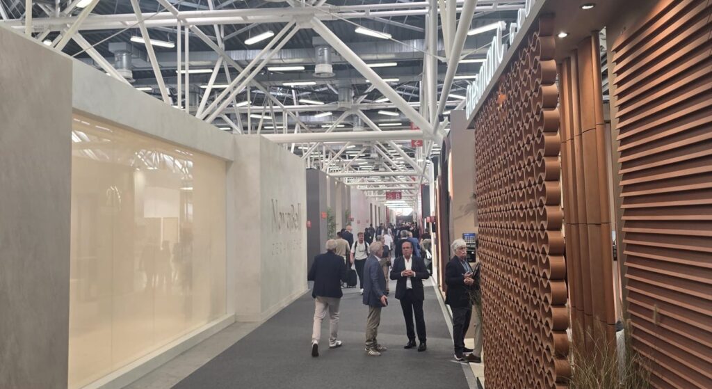 Cersaie 2026 : les tendances carrelage 2027 repérées à Bologne 1 Cersaie 2026, tendances carrelage 2027 chez Piastrella - allée du salon à Bologne