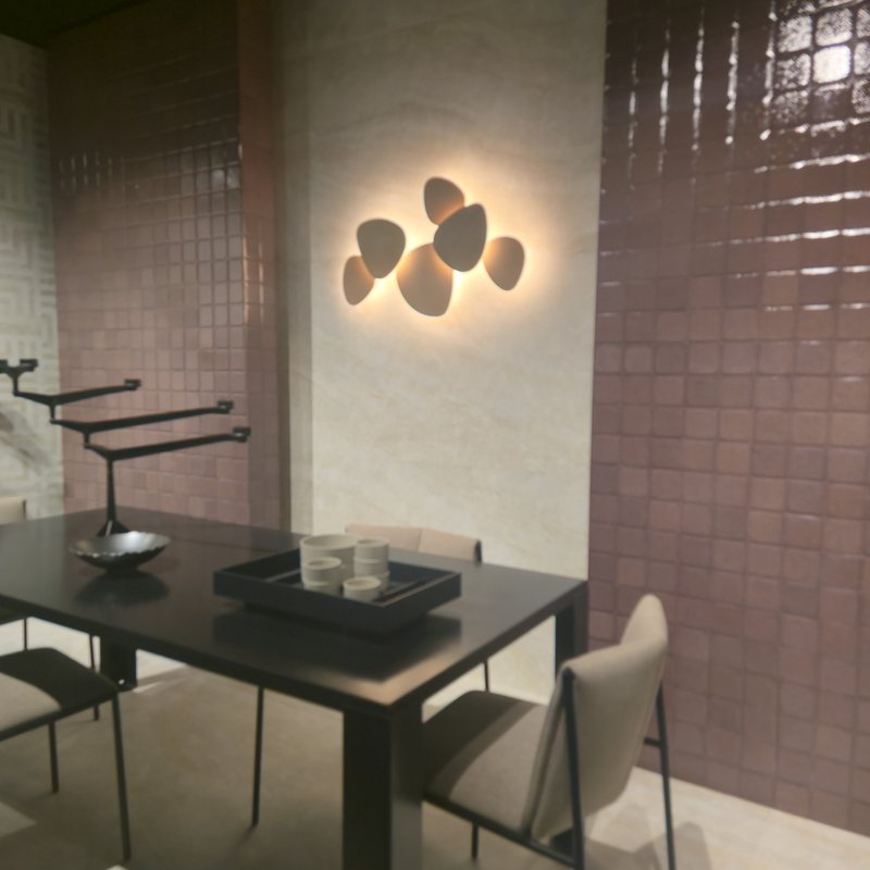 Cersaie 2026 : les tendances carrelage 2027 repérées à Bologne 4 Cersaie 2026, tendances carrelage 2027 chez Piastrella - mur en petit format brillant bordeaux dans une salle à manger