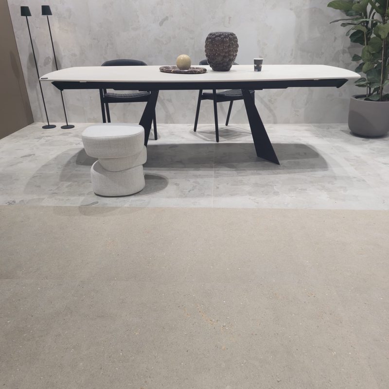 Cersaie 2026 : les tendances carrelage 2027 repérées à Bologne 1 Cersaie 2026, tendances carrelage 2027 chez Piastrella - pierre claire en grand format dans une salle à manger