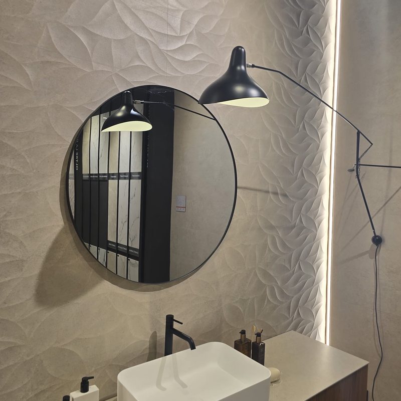 Cersaie 2026 : les tendances carrelage 2027 repérées à Bologne 3 Cersaie 2026, tendances carrelage 2027 chez Piastrella - mur en relief 3D et vasque dans une salle de bain
