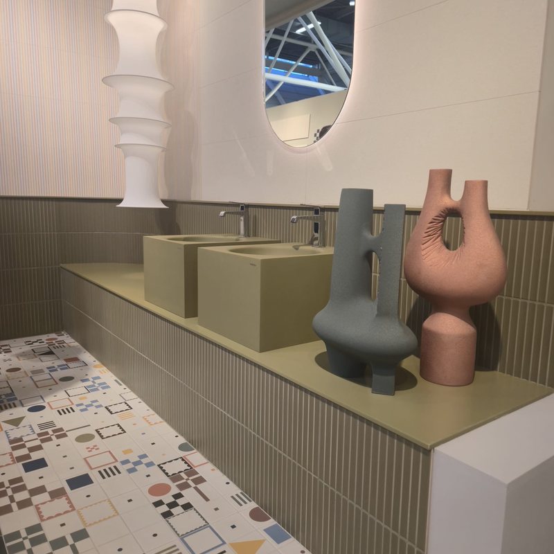 Cersaie 2026 : les tendances carrelage 2027 repérées à Bologne 5 Cersaie 2026, tendances carrelage 2027 chez Piastrella - soubassement en petits formats vert olive sous un plan vasque