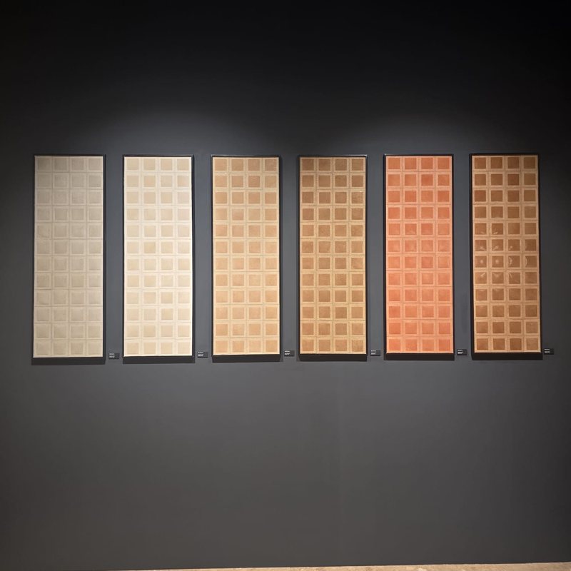 Cersaie 2026 : les tendances carrelage 2027 repérées à Bologne 6 Cersaie 2026, tendances carrelage 2027 chez Piastrella - panneaux en relief déclinés du crème à l'orange terre cuite